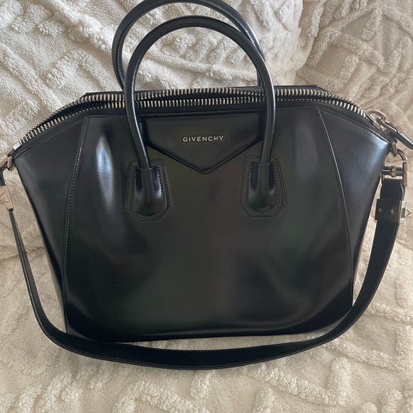 Like new Givenchy

Medium Antigona Bag in Box Leather - Picture 4 of 9